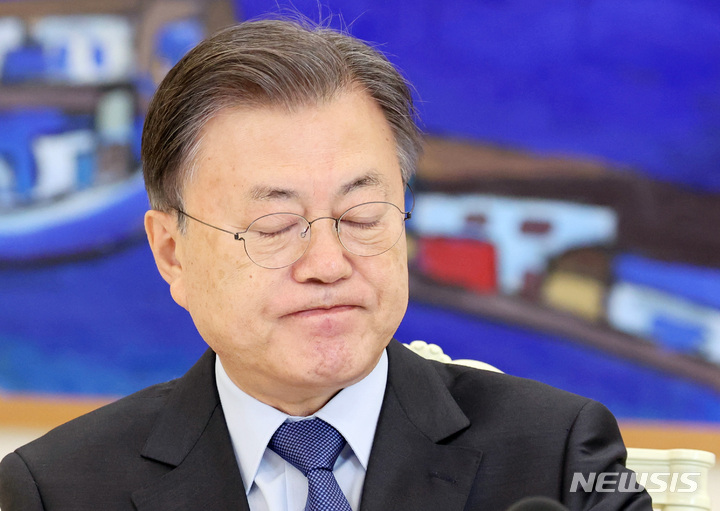 [서울=뉴시스] 전진환 기자 = 문재인 대통령이 10일 청와대에서 열린 자립준비청년 초청 오찬 간담회에서 인사말을 마치고 마이크를 내려놓고 있다. 2022.02.10. amin2@newsis.com