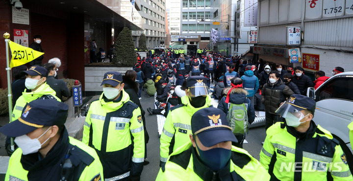 [서울=뉴시스] 추상철 기자 = 전국택배노조 CJ대한통운본부 조합원들이 지난 10일 오후 점거농성중인 서울 중구 CJ대한통운 본사 앞에서 집회를 하고 있다. 2022.02.10. scchoo@newsis.com