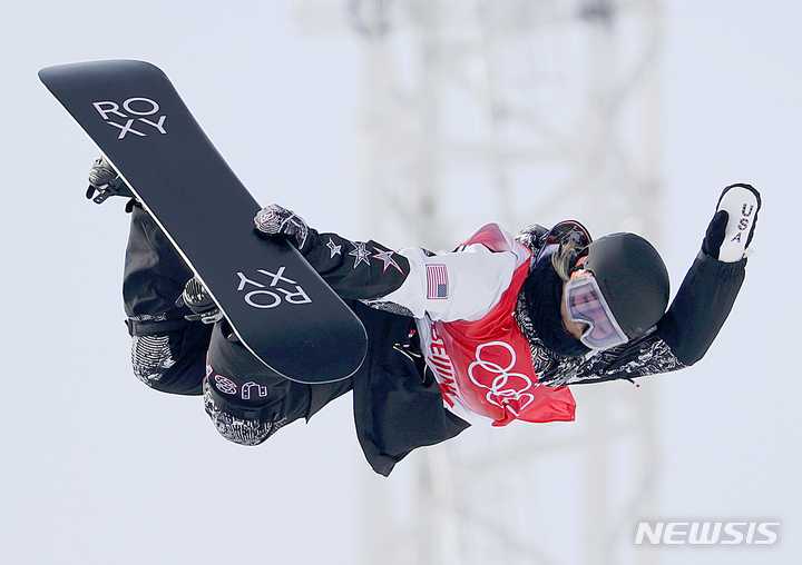 [장자커우(중국)=뉴시스] 김병문 기자 = 10일 오전 중국 허베이성 장자커우의 겐팅 스노우파크에서 열린 스노보드 여자 하프파이프 경기, 미국 클로이 김이 기술을 선보이고 있다. 2022.02.10. dadazon@newsis.com