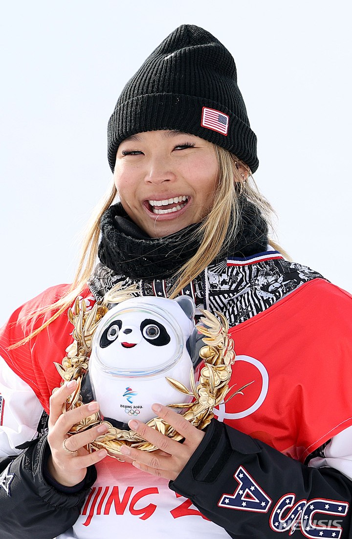 [장자커우(중국)=뉴시스] 김병문 기자 = 10일 오전 중국 허베이성 장자커우의 겐팅 스노우파크에서 열린 스노보드 여자 하프파이프 경기가 끝난 뒤 열린 플라워 세리머니에서 금메달을 차지한 미국 클로이 김이 기뻐하고 있다. 2022.02.10. dadazon@newsis.com