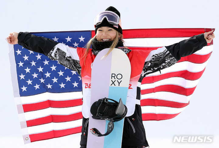[장자커우(중국)=뉴시스] 김병문 기자 = 10일 오전 중국 허베이성 장자커우의 겐팅 스노우파크에서 열린 스노보드 여자 하프파이프 경기가 끝난 뒤 열린 플라워 세리머니에서 금메달을 차지한 미국 클로이 김이 성조기를 들고 기뻐하고 있다. 2022.02.10. dadazon@newsis.com