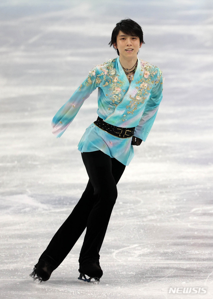 [베이징(중국)=뉴시스] 고범준 기자 = 일본의 하뉴 유즈루가 10일 중국 베이징 캐피털 실내경기장에서 열린 2022 베이징 동계올림픽 피겨 스케이팅 남자 싱글 프리 스케이팅에 출전해 연기를 마치고 인사하고 있다. 2022.02.10. bjko@newsis.com