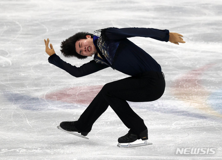 [베이징(중국)=뉴시스] 고범준 기자 = 차준환이 10일 중국 베이징 캐피털 실내경기장에서 열린 2022 베이징 동계올림픽 피겨 스케이팅 남자 싱글 프리 스케이팅에 출전해 연기를 하고 있다. 2022.02.10. bjko@newsis.com