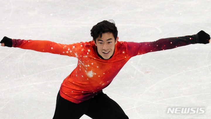 [베이징(중국)=뉴시스] 홍효식 기자 = 미국 네이선 첸이 10일 중국 베이징 캐피털 실내경기장에서 열린 2022 베이징 동계올림픽 피겨 스케이팅 남자 싱글 프리 스케이팅에 출전해 연기를 펼치고 있다. 2022.02.10. yesphoto@newsis.com