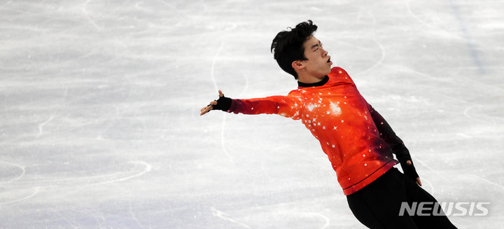 [베이징(중국)=뉴시스] 고범준 기자 = 미국의 네이선 첸이 10일 중국 베이징 캐피털 실내경기장에서 열린 2022 베이징 동계올림픽 피겨 스케이팅 남자 싱글 프리 스케이팅에 출전해 연기를 펼치고 있다. 2022.02.10. bjko@newsis.com