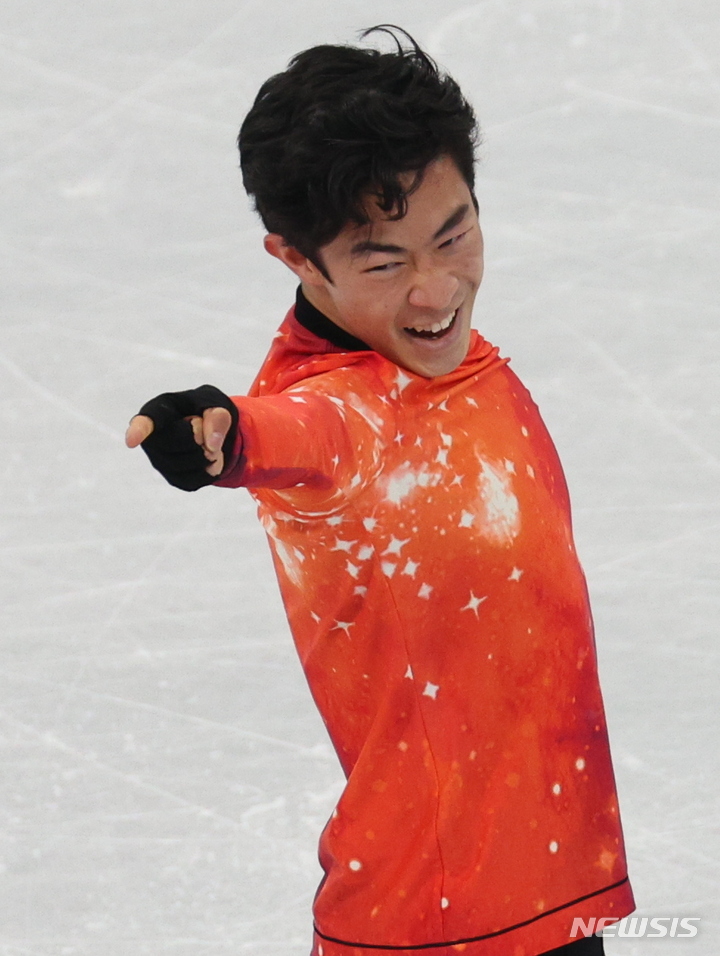 [베이징(중국)=뉴시스] 홍효식 기자 = 미국 네이선 첸이 10일 중국 베이징 캐피털 실내경기장에서 열린 2022 베이징 동계올림픽 피겨 스케이팅 남자 싱글 프리 스케이팅에 출전해 연기를 펼치고 있다. 2022.02.10. yesphoto@newsis.com