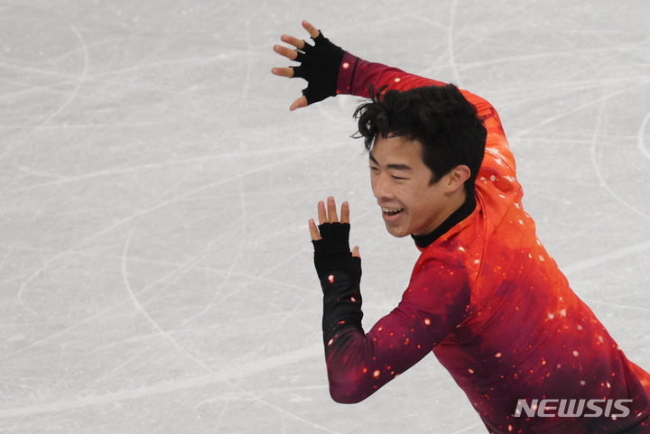 [베이징(중국)=뉴시스] 홍효식 기자 = 미국 네이선 첸이 10일 중국 베이징 캐피털 실내경기장에서 열린 2022 베이징 동계올림픽 피겨 스케이팅 남자 싱글 프리 스케이팅에 출전해 연기를 펼치고 있다. 2022.02.10. yesphoto@newsis.com
