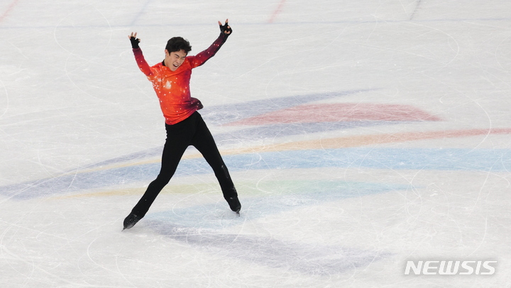 [베이징(중국)=뉴시스] 홍효식 기자 = 미국 네이선 첸이 10일 중국 베이징 캐피털 실내경기장에서 열린 2022 베이징 동계올림픽 피겨 스케이팅 남자 싱글 프리 스케이팅에 출전해 연기를 펼치고 있다. 2022.02.10. yesphoto@newsis.com