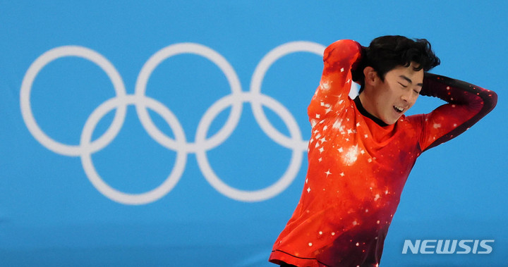 [베이징(중국)=뉴시스] 고범준 기자 = 미국 네이선 첸이 10일 중국 베이징 캐피털 실내경기장에서 열린 2022 베이징 동계올림픽 피겨 스케이팅 남자 싱글 프리 스케이팅에 출전해 연기를 펼치고 있다. 2022.02.10. bjko@newsis.com