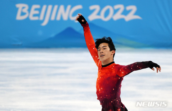 [베이징(중국)=뉴시스] 고범준 기자 = 미국 네이선 첸이 10일 중국 베이징 캐피털 실내경기장에서 열린 2022 베이징 동계올림픽 피겨 스케이팅 남자 싱글 프리 스케이팅에 출전해 연기를 펼치고 있다. 2022.02.10. bjko@newsis.com