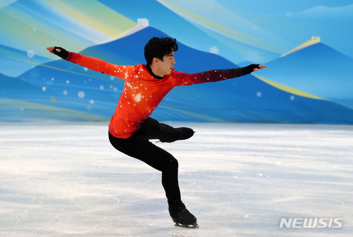 [베이징(중국)=뉴시스] 고범준 기자 = 미국의 네이선 첸이 10일 중국 베이징 캐피털 실내경기장에서 열린 2022 베이징 동계올림픽 피겨 스케이팅 남자 싱글 프리 스케이팅에 출전해 연기를 하고 있다. 2022.02.10. bjko@newsis.com