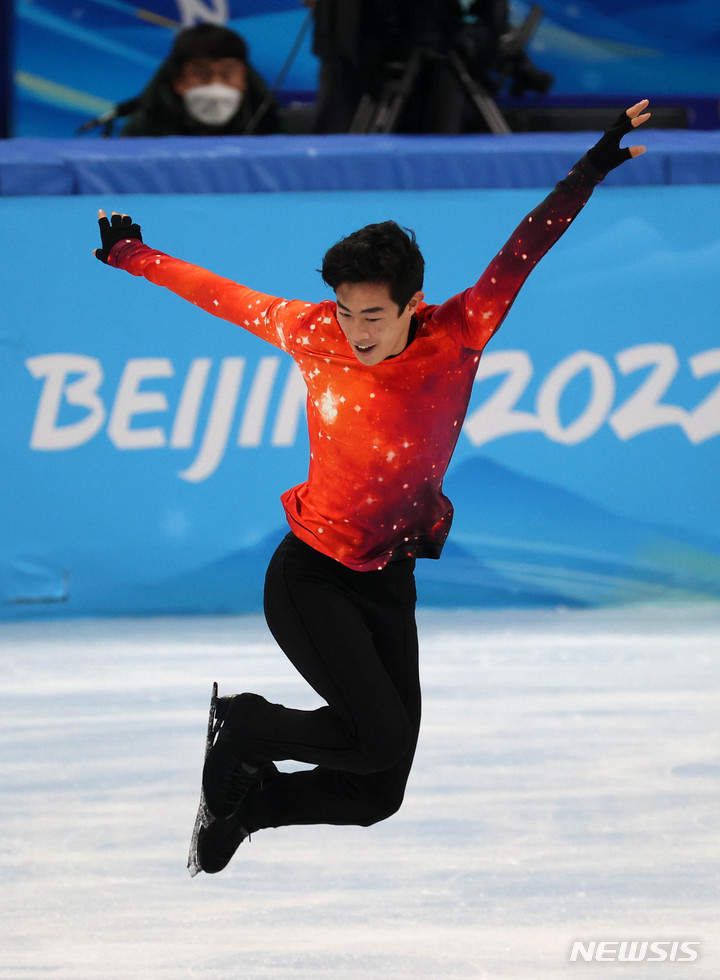 [베이징(중국)=뉴시스] 고범준 기자 = 미국의 네이선 첸이 10일 중국 베이징 캐피털 실내경기장에서 열린 2022 베이징 동계올림픽 피겨 스케이팅 남자 싱글 프리 스케이팅에 출전해 연기를 하고 있다. 2022.02.10. bjko@newsis.com