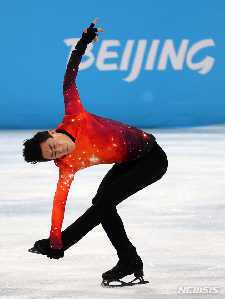 [베이징(중국)=뉴시스] 고범준 기자 = 미국의 네이선 첸이 10일 중국 베이징 캐피털 실내경기장에서 열린 2022 베이징 동계올림픽 피겨 스케이팅 남자 싱글 프리 스케이팅에 출전해 연기를 하고 있다. 2022.02.10. bjko@newsis.com