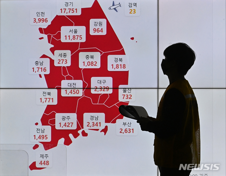 [성남=뉴시스] 김종택기자 = 코로나19 오미크론 변이 대유행속에 신규 확진자가 5만명을 넘긴 10일 오후 경기도 성남시청 재난안전상황실 모니터에 확진자 숫자가 표시되고 있다. 2022.02.10. jtk@newsis.com