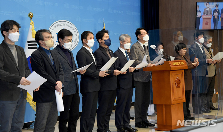 [서울=뉴시스] 최동준 기자 = 문재인 정부 청와대 출신 더불어민주당 의원들이 9일 서울 여의도 국회 소통관에서 '집권하면 현 정권에 대한 적폐 수사를 하겠다'는 윤석열 국민의힘 대선 후보의 발언에 대해 규탄 기자회견을 하고 있다. (공동취재사진) 2022.02.10. photo@newsis.com