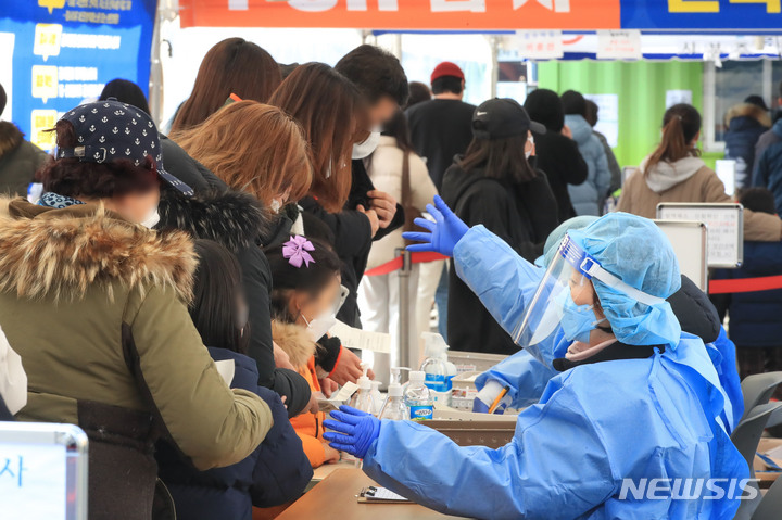 [제주=뉴시스] 우장호 기자 = 제주 지역 코로나19 확진자가 열흘 연속 최다를 기록한 지난 10일 오후 제주시보건소 선별진료소에 신속항원검사를 받으려는 시민들의 줄이 길게 늘어서 있다. 2022.02.10. woo1223@newsis.com <자료사진으로, 기사와 관련 없습니다.>