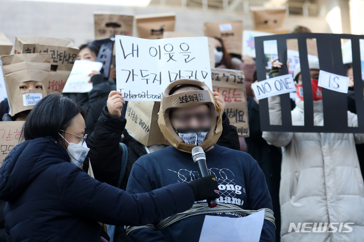 [서울=뉴시스] 조성우 기자 = 10일 오후 서울 종로구 세종문화회관 앞에서 열린 여수외국인보호소  화재 참사 15주기 추모 기자회견에서 외국인보호소 고문 피해자 M씨가 발언하고 있다. 2022.02.10. xconfind@newsis.com