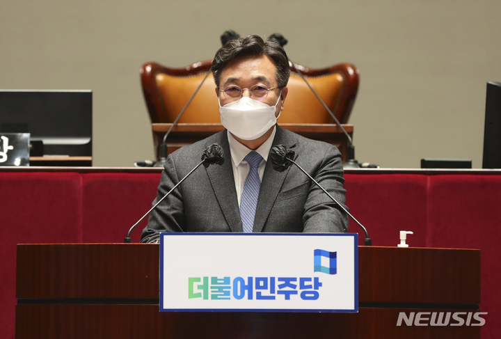 [서울=뉴시스] 최진석 기자 = 윤호중 더불어민주당 원내대표가 10일 서울 여의도 국회에서 열린 의원총회에 참석해 발언하고 있다. 2022.02.10. myjs@newsis.com