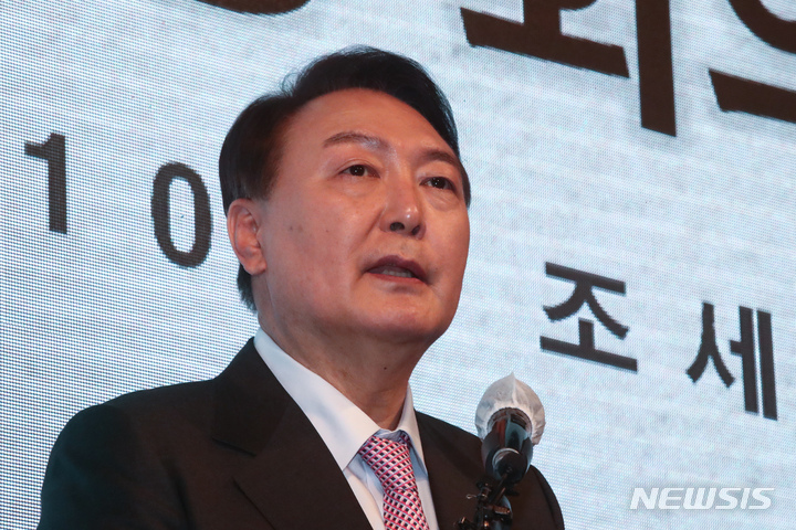 [서울=뉴시스] 국회사진기자단 = 윤석열 국민의힘 대선 후보가 10일 오후 서울 서초구 엘타워에서 열린 세무사 드림봉사단 발대식에 참석해 인사말을 하고 있다. 2022.02.10. photo@newsis.com