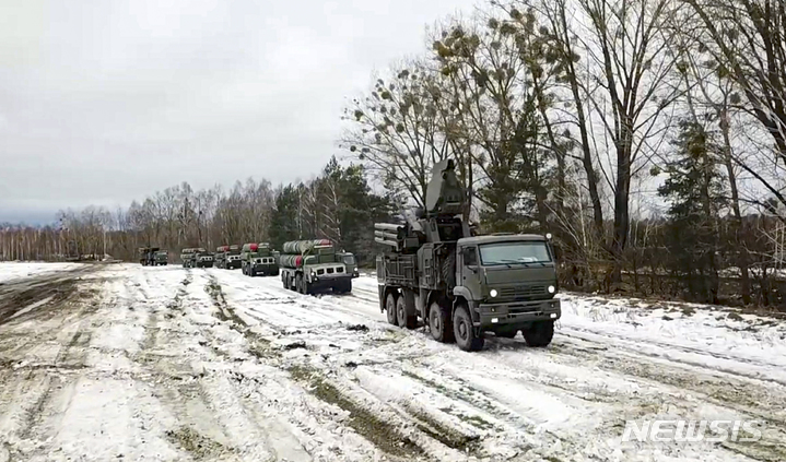 [브레스트(벨라루스)=AP/뉴시스] 러시아 국방부가 10일(현지시간) 공개한 러시아-벨라루스 합동 훈련 모습. 2022.02.10.