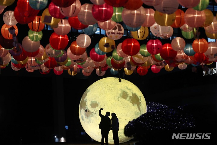 [부산=뉴시스] 하경민 기자 = 정월대보름 부산 남구청 구민광장에서 한 연인이 기념사진을 찍고 있다.&nbsp; 2022.02.10. yulnetphoto@newsis.com