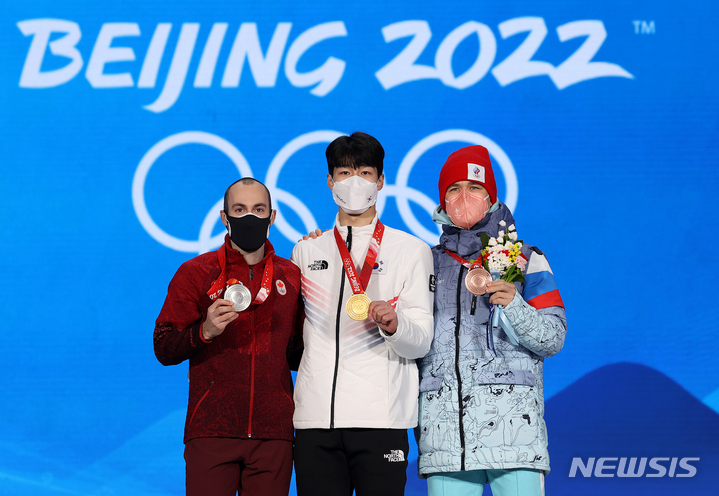 [베이징(중국)=뉴시스] 김병문 기자 = 쇼트트랙 황대헌(가운데)이 10일 오후 중국 베이징 메달 플라자에서 열린 남자 쇼트트랙 1500m 메달 세리머니에서 금메달을 목에 걸고 기념촬영을 하고 있다. 2022.02.10. dadazon@newsis.com
