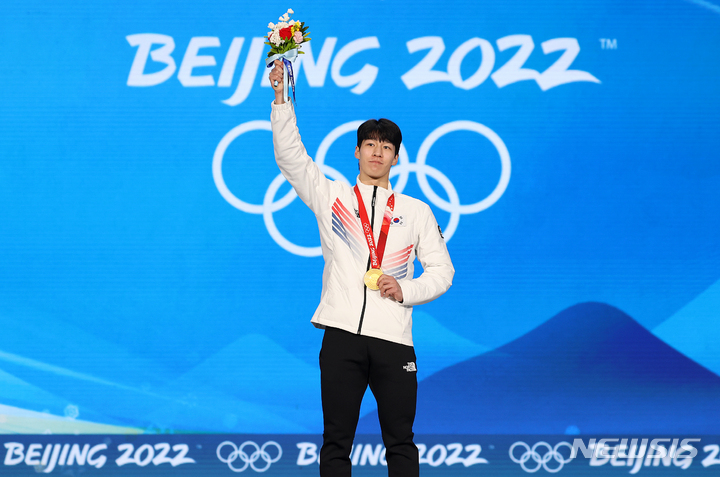 [베이징(중국)=뉴시스] 김병문 기자 = 쇼트트랙 황대헌이 10일 오후 중국 베이징 메달 플라자에서 열린 남자 쇼트트랙 1500m 메달 세리머니에서 금메달을 목에 걸고 기뻐하고 있다. 2022.02.10. dadazon@newsis.com