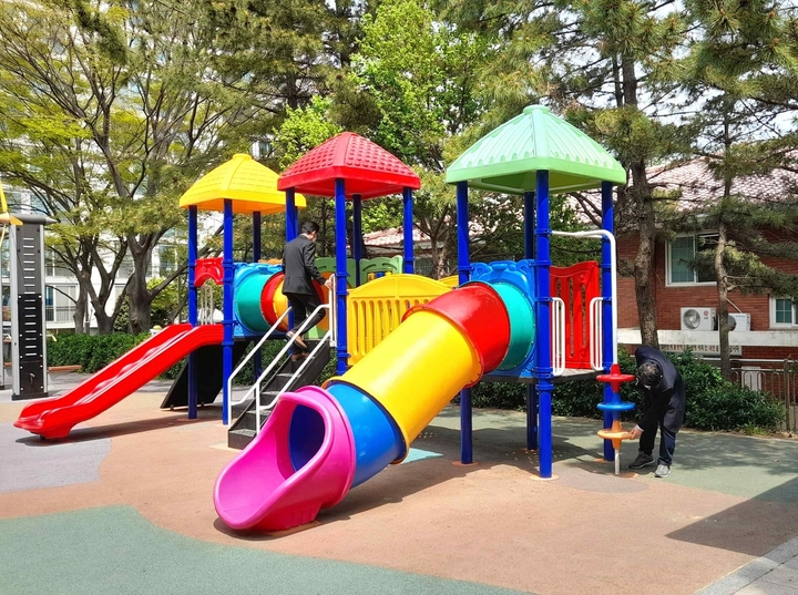 [부산=뉴시스] 부산 영도구는 어린이 안전사고 예방과 안전한 놀이 환경 조성을 위해 관내 어린이놀이시설 114개소를 대상으로 지도·점검을 실시한다고 밝혔다. (사진은 기사와 직접 관련 없습니다) 2022.02.11 *재판매 및 DB 금지