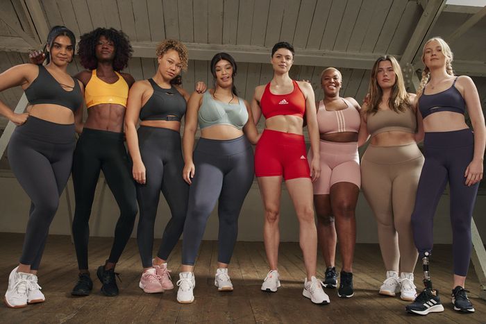 [서울=뉴시스]곧 새로운 스포츠 브라를 선보일 예정인 아디다스가 브래지어는 전혀 보여주지 않는 대신 여성 25명의 맨 가슴을 보여주는 광고를 트위터에 올려 물의를 빚었다고 CNN이 10일(현지시간) 보도했다. 아디다스의 스포츠 브라를 입은 여성들. <사진 출처 : 아디다스> 2022.2.11