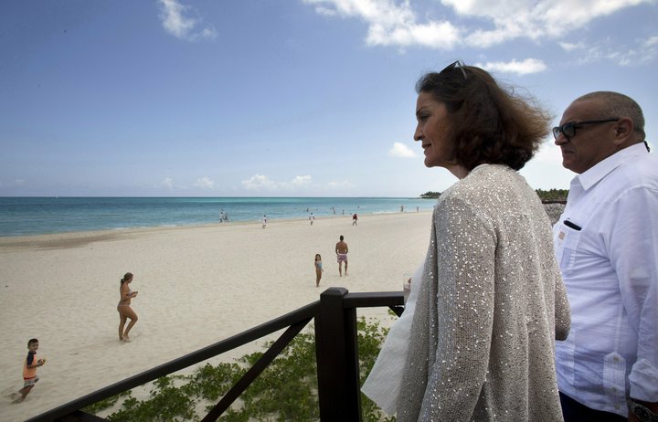[쿠바=AP/뉴시스] 2019년 5월8일 레예스 마로토 스페인 산업부 장관이 스페인 기업들이 투자한 쿠바 이베로스타 호텔을 방문, 해변을 바라보고 있다. 2019.05.08. <*해당 사진은 본문 내용과 관련이 없음.> *재판매 및 DB 금지