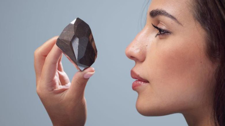 [서울=뉴시스]세계에서 가장 큰 컷으로 추정되는 10억년 된 블랙 다이아몬드가 런던 소더비 경매에서 암호화폐를 사용해 316만 파운드(약 51억3300만원)에 낙찰됐다고 CNBC가 10일(현지시간) 보도했다. <사진출처 : 소더비> 2022.2.11