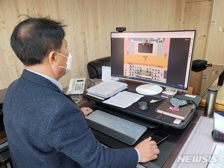 [양산=뉴시스] 홍정명 기자=경남 양산시 물금읍 오봉초등학교 최진호 교장이 11일 오전 메타버스를 활용한 제20회 졸업식에 아바타로 참석해 졸업생 아바트들에게 졸업장과 상장을 수여하고 있다.(사진=오봉초 제공)2022.02.11. photo@newsis.com