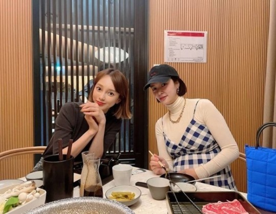 [서울=뉴시스] 황정음·아유미 2022.02.11. (사진= 황정음 인스타그램 제공) photo@newsis.com *재판매 및 DB 금지 *재판매 및 DB 금지