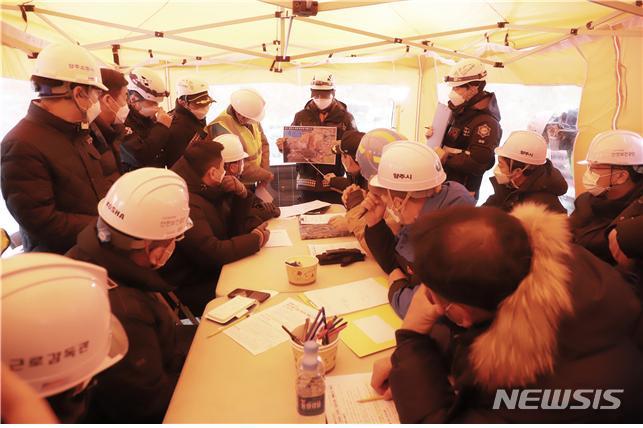 [양주=뉴시스] 경기 양주시 삼표산업 채석장 토사 붕괴 매몰사고 현장에서 소방당국과 유관기관이 실종자 수색을 위한 상황판단회의를 진행하고 있다. (사진=경기북부소방재난본부 제공)