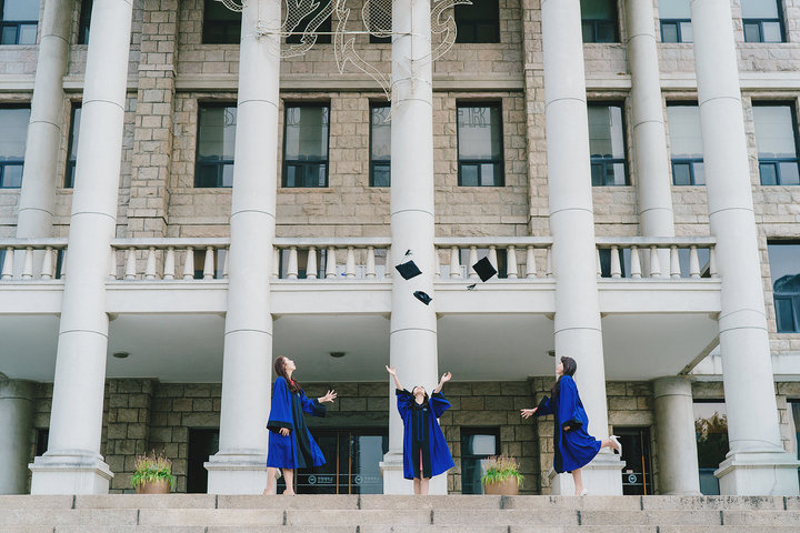 [서울=뉴시스] 졸업을 맞아 캠퍼스 스냅을 찍는 함씨와 친구들이 학사모를 하늘 높이 던지고 있다. (사진=독자 제공) 2022.02.11. photo@newsis.com *재판매 및 DB 금지 *재판매 및 DB 금지