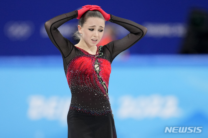 [베이징=AP/뉴시스] 러시아의 카밀라 발리예바가 지난 7일 중국 베이징 캐피털 인도어 스타디움(서우두 체육관)에서 열린 2022 베이징 동계올림픽 피겨스케이팅 팀 이벤트 프리스케이팅 경기를 마치고 있다. 2022.02.11.