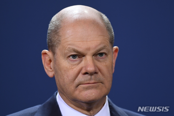 [베를린=AP/뉴시스]올라프 숄츠 독일 총리가 10일(현지시간) 베를린 총리궁에서 우크라이나 긴장 사태와 관련한 발트해 3국 정상과의 회담에 앞서 기자회견에 참석하고 있다. 2022.02.11.