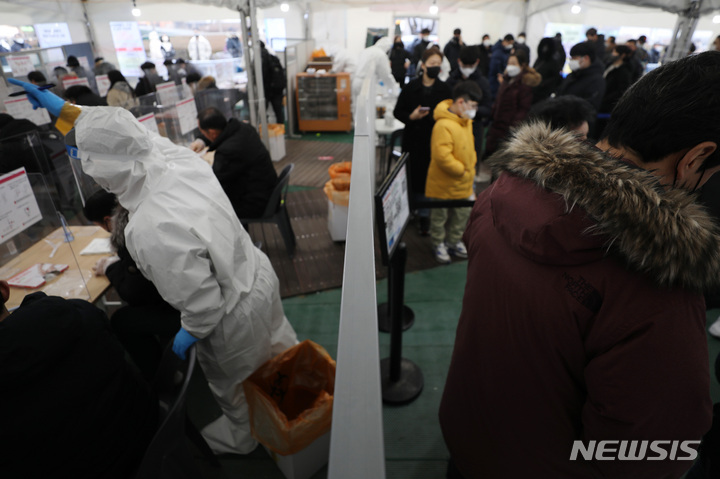 [서울=뉴시스] 백동현 기자 = 코로나19 신규 확진자가 5만3926명으로 집계된 11일 오전 서울 송파구보건소 선별검사소에서 시민들이 검사를 받기 위해 대기하고 있다. 2022.02.11. livertrent@newsis.com