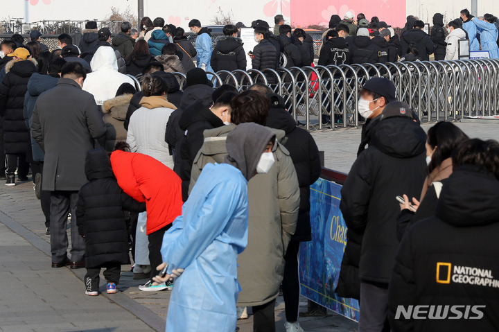 [서울=뉴시스] 백동현 기자 = 지난 11일 오전 서울 송파구 올림픽공원 평화의문 광장 임시선별검사소에서 시민들이 검사를 받기 위해 대기하고 있다. 2022.02.11. livertrent@newsis.com