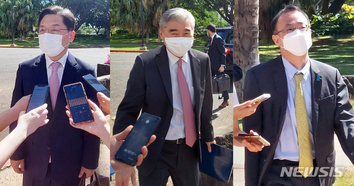 [호놀룰루=뉴시스] 김난영 특파원 = 노규덕(왼쪽부터) 외교부 한반도평화교섭본부장, 성김 미국 국무부 대북정책특별대표, 후나코시 다케히로 일본 외무성 아시아·대양주국장이 10일(현지시간) 미국 하와이 호놀룰루 아시아·태평양안보연구소(APCSS)에서 열리는 한미일 북핵수석대표협의에 참석하고 있다. 2022.02.11. imzero@newsis.com