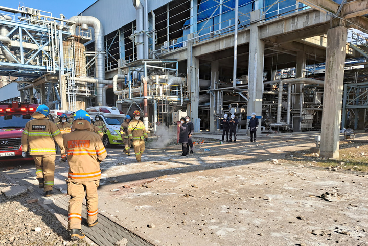 [여수=뉴시스] 11일 오전 전남 여수 국가산업단지 내 화학물질 제조업체에서 폭발 사고가 나 노동자 4명이 숨지고 4명이 다쳤다. 소방 당국이 현장을 살펴보고 있다. (사진=전남소방 제공) 2022.02.11. photo@newsis.com *재판매 및 DB 금지