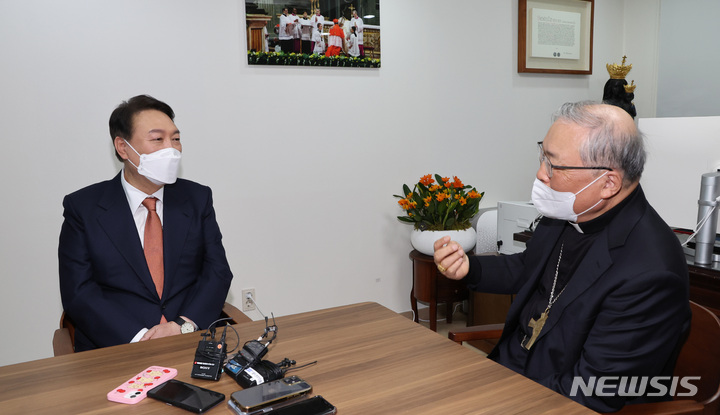 [서울=뉴시스] 국회사진기자단 = 국민의힘 윤석열 대선 후보가 11일 서울 종로구 가톨릭대 강성삼관에서 염수정 추기경을 예방해 대화하고 있다. 2022.02.11. photo@newsis.com