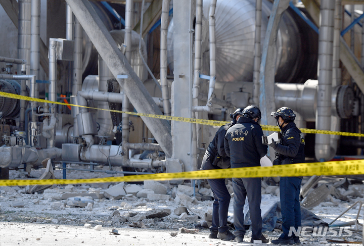 [여수=뉴시스] 류형근 기자 = 지난 11일 오전 전남 여수시 화치동 여수국가산단 내 입주기업 여천NCC 업체에서 8명의 사상자가 발생하는 폭발사고 발생해 경찰이 현장조사를 하고 있다. 2022.02.11. hgryu77@newsis.com