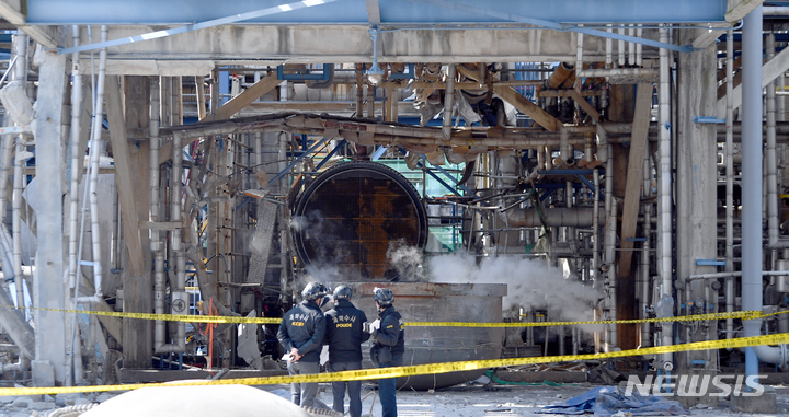 [여수=뉴시스] 류형근 기자 = 지난달 11일 오전 전남 여수시 화치동 여수국가산단 내 입주기업 여천NCC 업체에서 8명의 사상자가 발생하는 폭발사고 발생해 경찰이 현장조사를 하고 있다. 2022.02.11. hgryu77@newsis.com