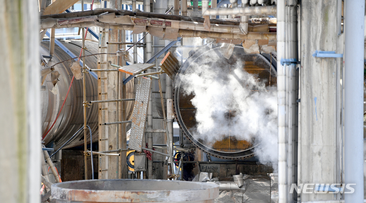 [여수=뉴시스] 류형근 기자 = 11일 오전 전남 여수시 화치동 여수국가산단 내 입주기업 여천NCC 업체에서 8명의 사상자가 발생하는 폭발사고 발생해 경찰이 현장조사를 하고 있다. 2022.02.11. hgryu77@newsis.com