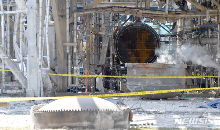 [여수=뉴시스] 류형근 기자 = 11일 오전 전남 여수시 화치동 여수국가산단 내 입주기업 여천NCC 업체에서 8명의 사상자가 발생하는 폭발사고 발생해 경찰이 현장조사를 하고 있다. 2022.02.11. hgryu77@newsis.com