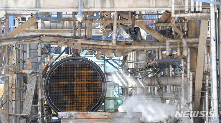 [여수=뉴시스] 류형근 기자 = 11일 오전 전남 여수시 화치동 여수국가산단 내 입주기업 여천NCC 업체에서 8명의 사상자가 발생하는 폭발사고 발생해 경찰이 현장조사를 하고 있다. 2022.02.11. hgryu77@newsis.com