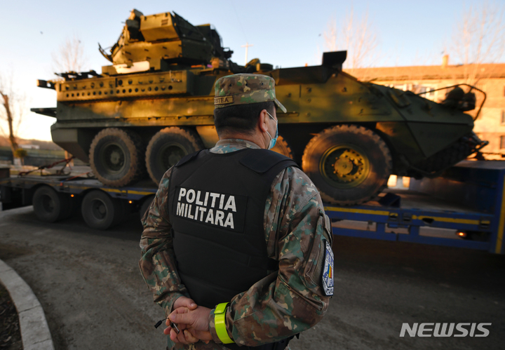 [콘스탄차=AP/뉴시스] 미국 정부는 러시아의 테러 위협에 유럽 전역 미군 기지 경계 태세를 10년 만에 처음으로 FPCON 4단계 '찰리' 단계로 격상했다고 CNN이 9일(현지시각) 보도했다. 사진은 2022년 2월 독일을 떠난 미군 전투차량이 루마니아 동부 미하일 코갈니체아누 공군기지에 도착하고 있는 모습. 2024.07.10.
