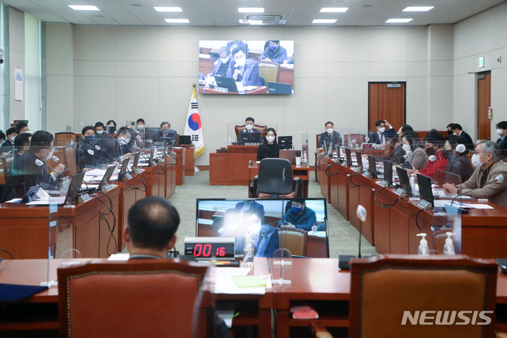 [서울=뉴시스] 김선웅 기자 = 11일 서울 여의도 국회에서 법제사법위원회 전체회의가 열리고 있다. 2022.02.11. mangusta@newsis.com
