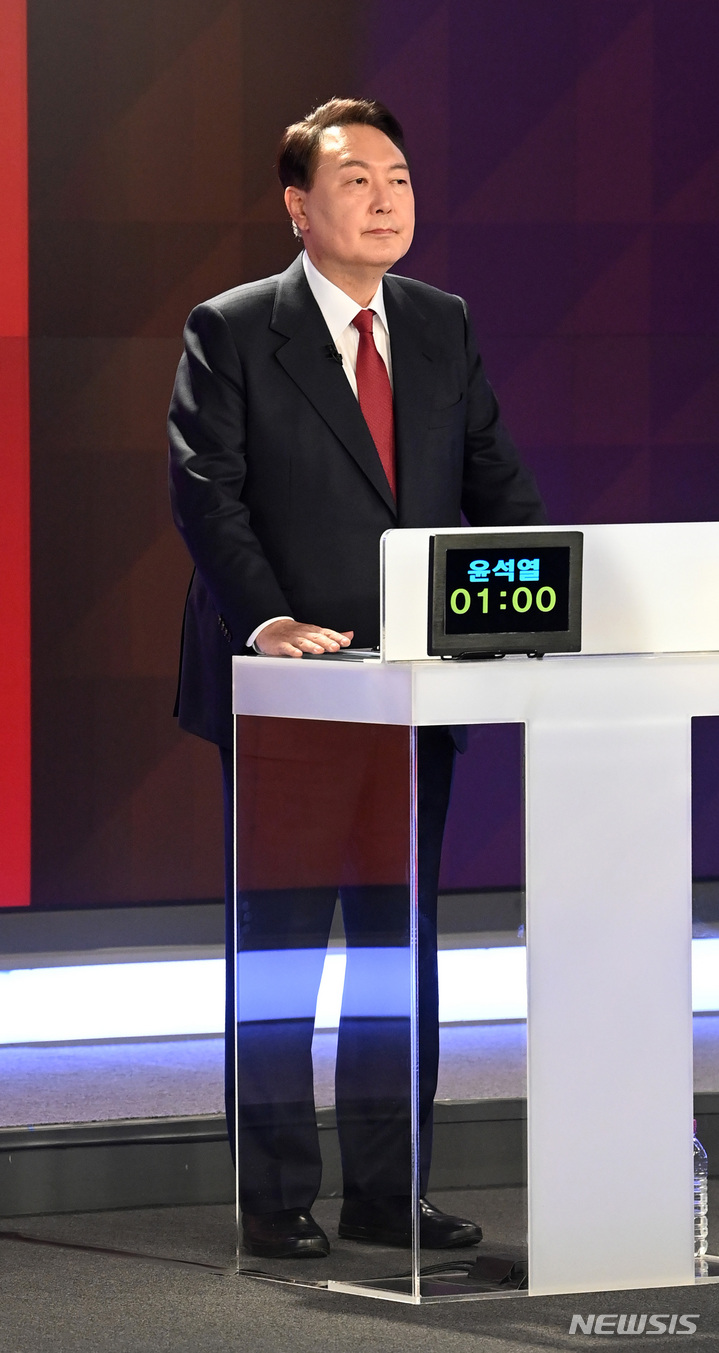 [서울=뉴시스] 국회사진기자단 = 윤석열 국민의힘 대통령선거 후보가 11일 오후 서울 중구 매경미디어센터에서 열린 한국기자협회 주최방송 6개사 공동 주관 2022 대선후보 초청 토론회에서 리허설을 갖고 있다. 2022.02.11. photo@newsis.com